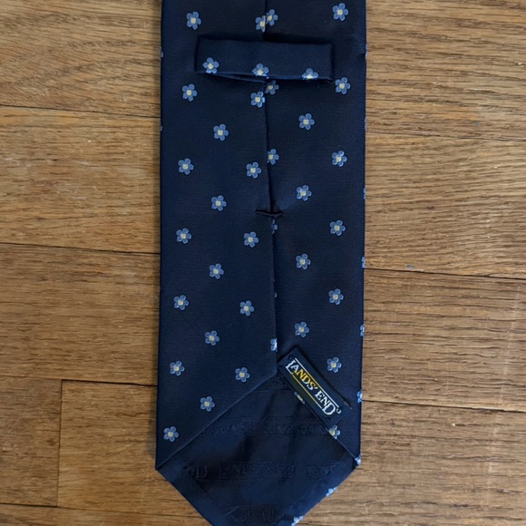 Lands' End Men's Navy Blue Daisy Patterned 100% Silk Tie - Picture 3 of 6
